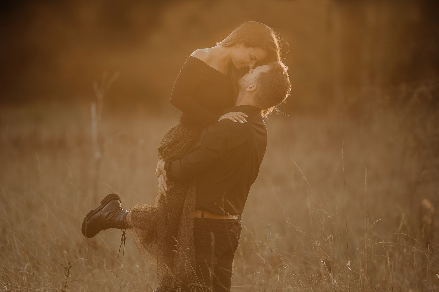 Pärchen lachen sich an im Feld Couple Shooting Goldene Stunde