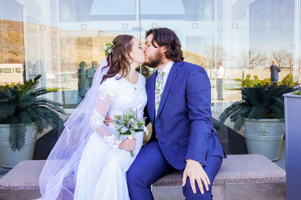 Married couple kissing at Bountiful temple in Utah