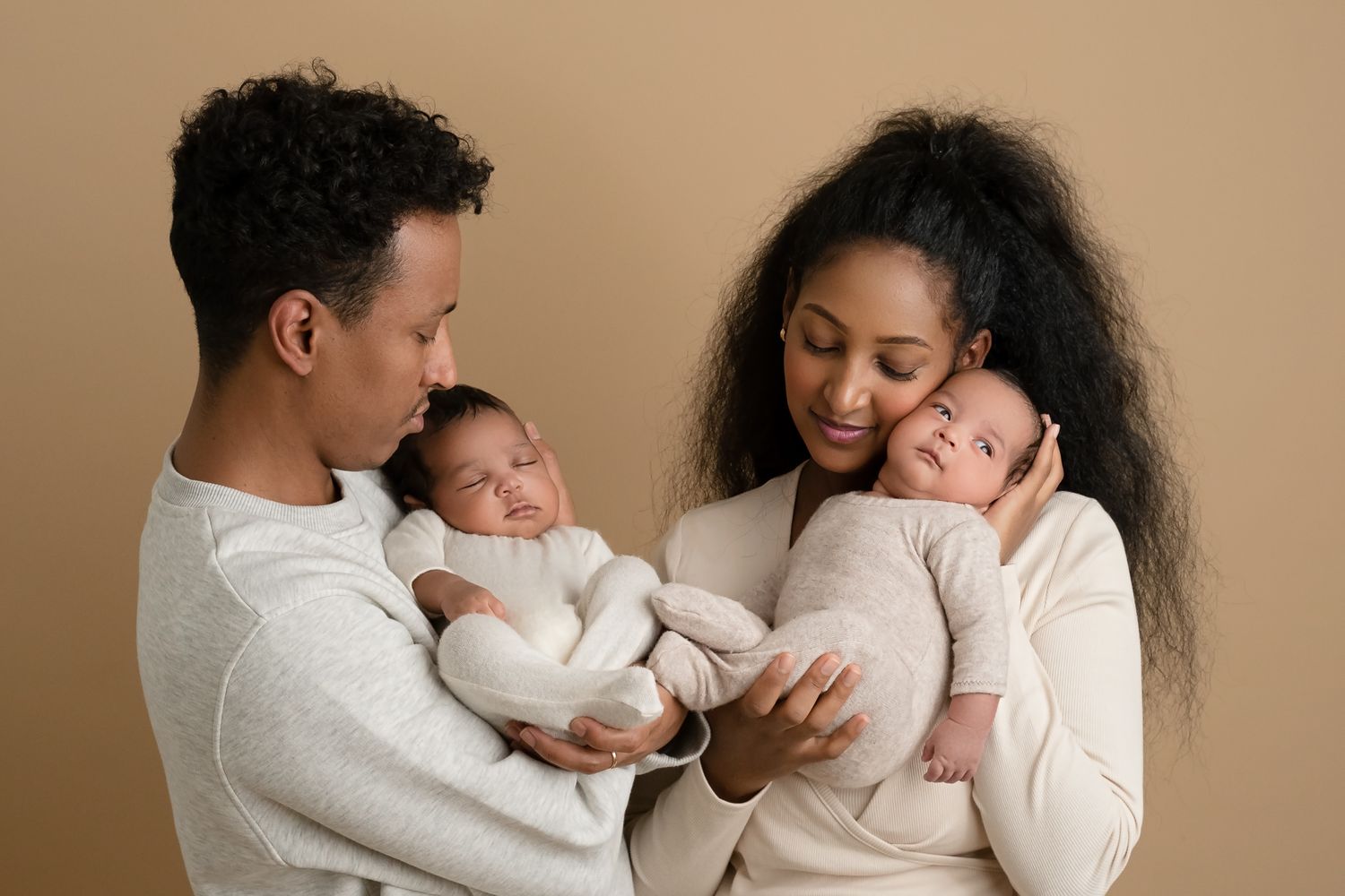 familjebild med nyfödda tvillingbebisar