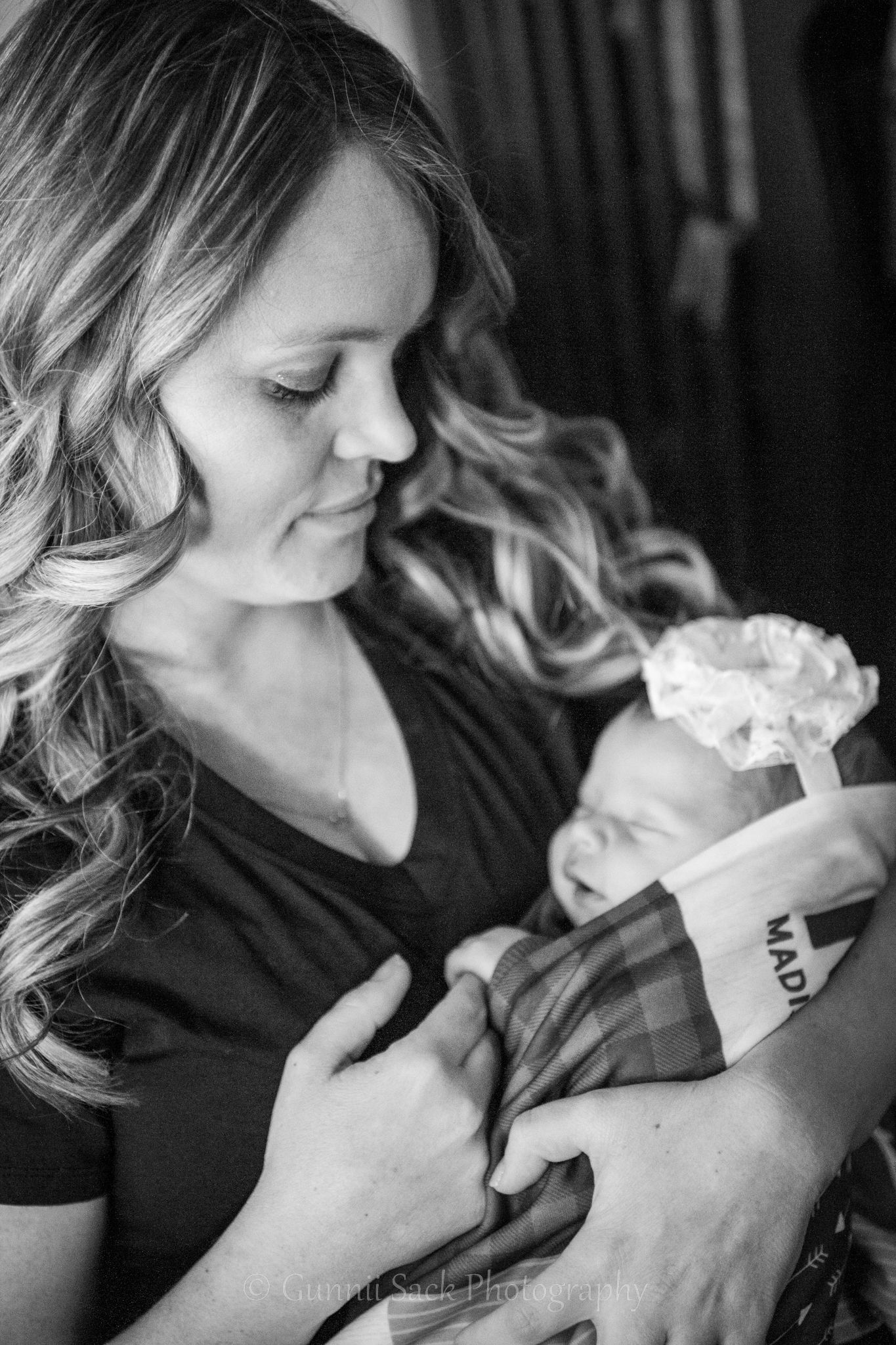 gunnii sack photography, calaveras county photographer, newborn session, momma and baby, black and white photo