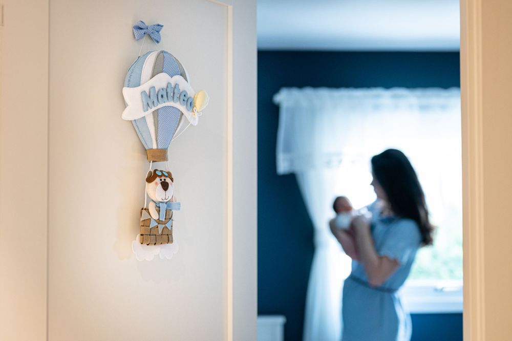Newborn lifestyle photo session at home