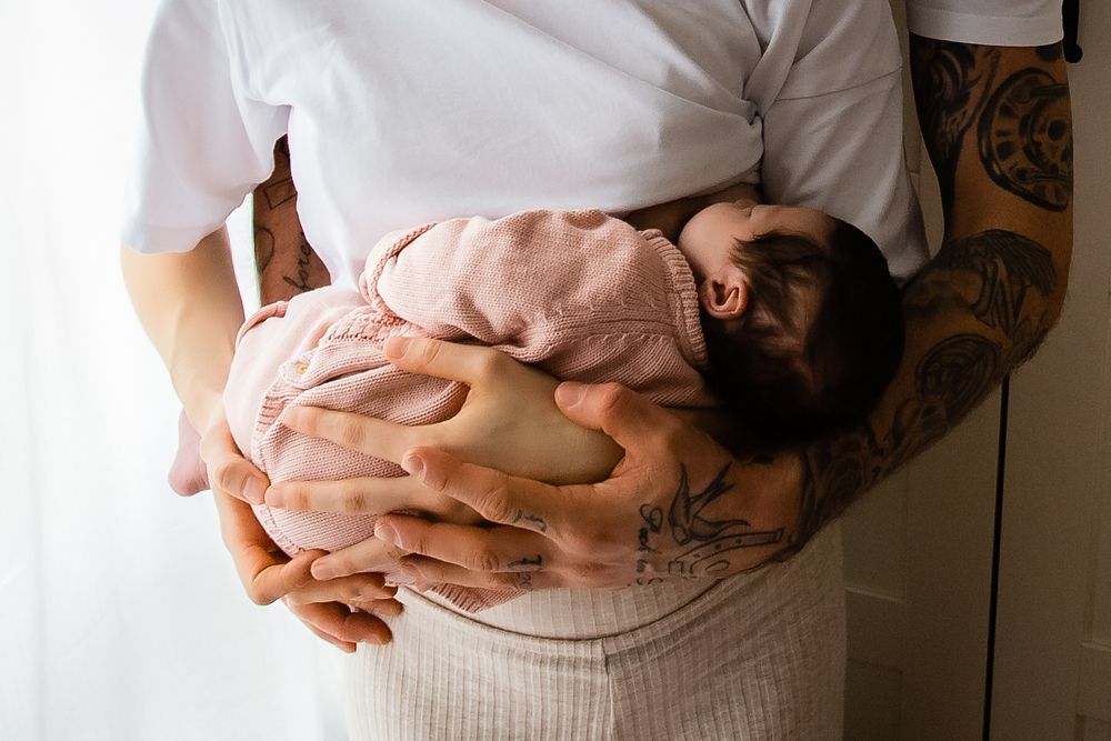 Baby-, Familien- & Babybauchshootings mit Herz. Natürlich, warm, entspannt. Bei euch Zuhause oder Outdoor. Termin einfach online anfragen.