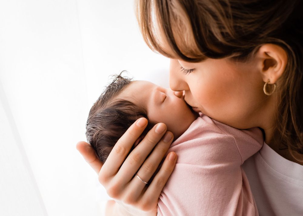 Baby-, Familien- & Babybauchshootings mit Herz. Natürlich, warm, entspannt. Bei euch Zuhause oder Outdoor. Termin einfach online anfragen.