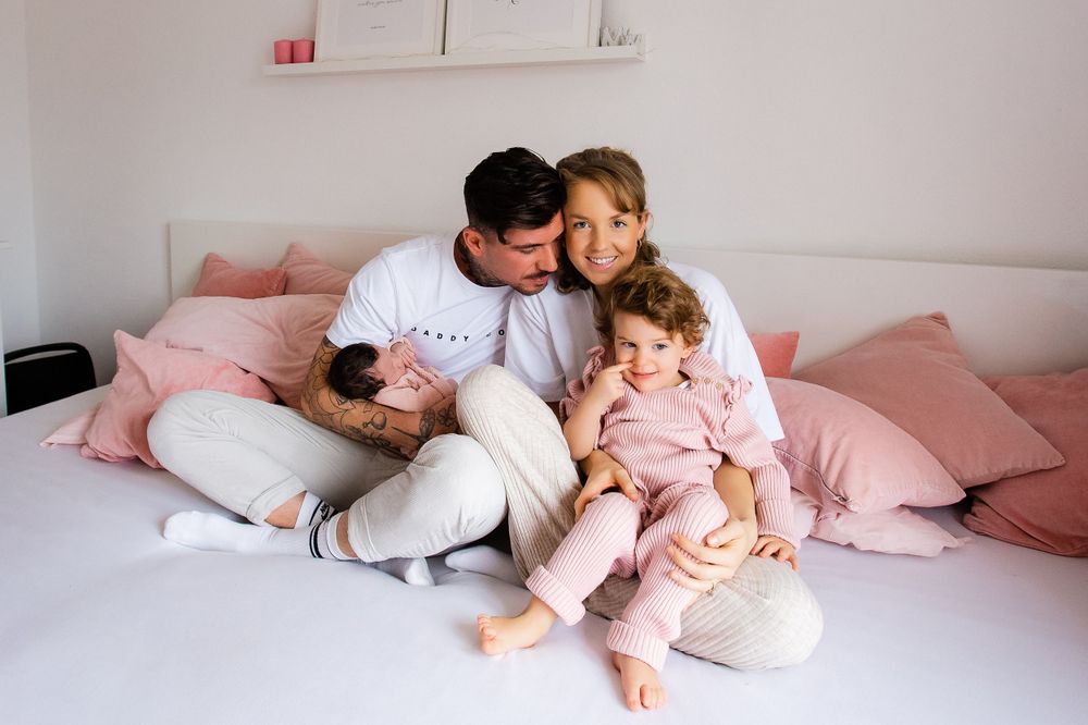 Baby-, Familien- & Babybauchshootings mit Herz. Natürlich, warm, entspannt. Bei euch Zuhause oder Outdoor. Termin einfach online anfragen.