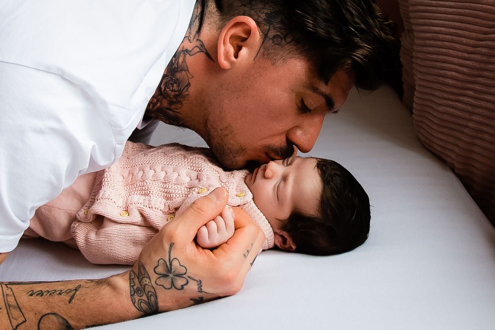 Baby-, Familien- & Babybauchshootings mit Herz. Natürlich, warm, entspannt. Bei euch Zuhause oder Outdoor. Termin einfach online anfragen.