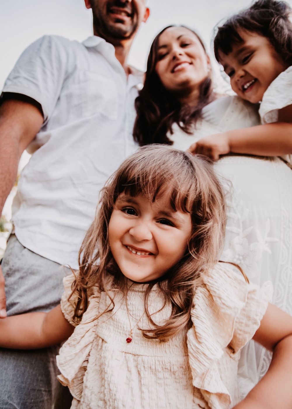 Baby-, Familien- & Babybauchshootings mit Herz. Natürlich, warm, entspannt. Bei euch Zuhause oder Outdoor. Termin einfach online anfragen.