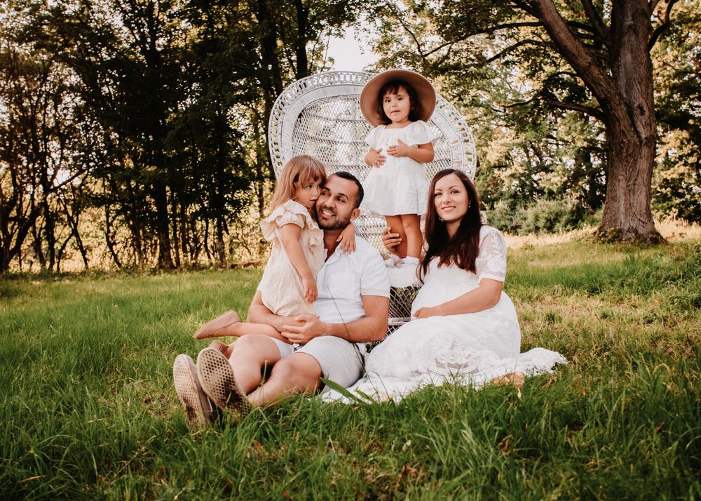Baby-, Familien- & Babybauchshootings mit Herz. Natürlich, warm, entspannt. Bei euch Zuhause oder Outdoor. Termin einfach online anfragen.