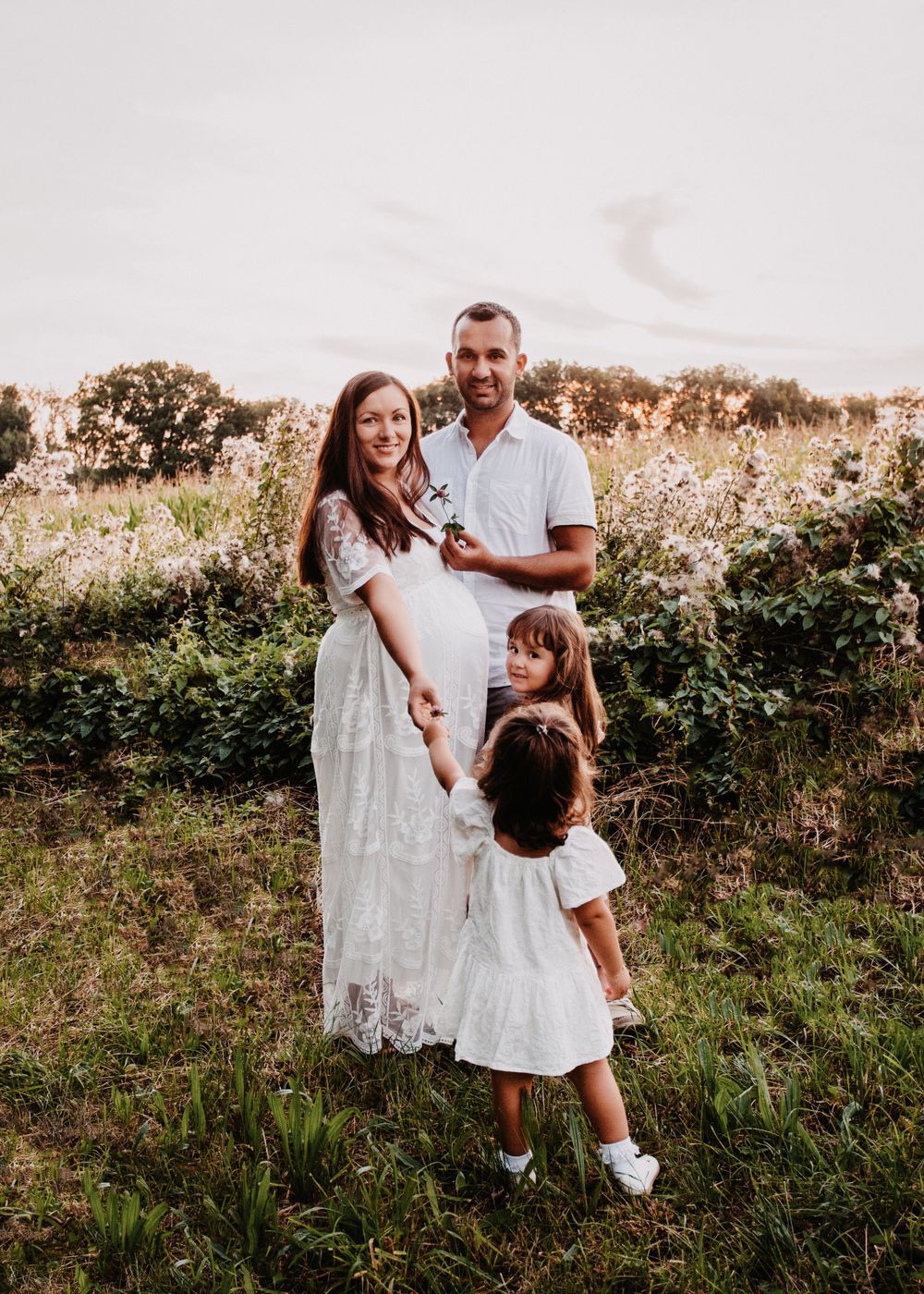 Baby-, Familien- & Babybauchshootings mit Herz. Natürlich, warm, entspannt. Bei euch Zuhause oder Outdoor. Termin einfach online anfragen.