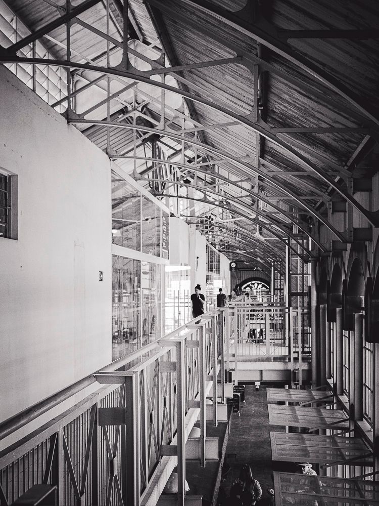 Black-and-white architectural view of market balcony structure, photographed by Piret Victoria Ribas.