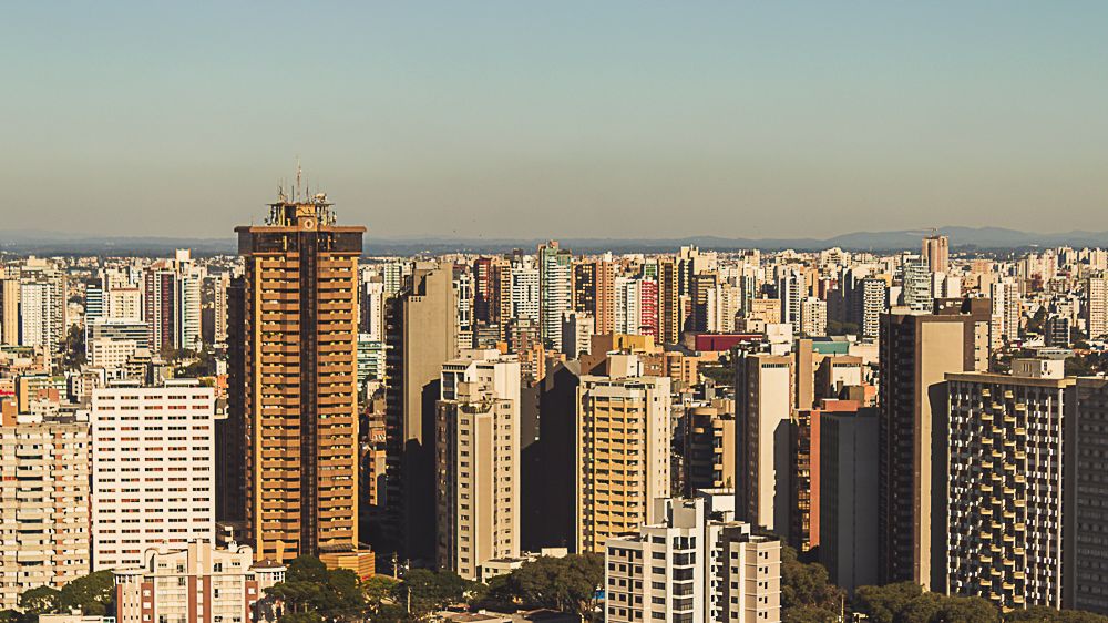Panoramic view of Curitiba skyline with high-rise buildings, photographed by Piret Victoria Ribas.