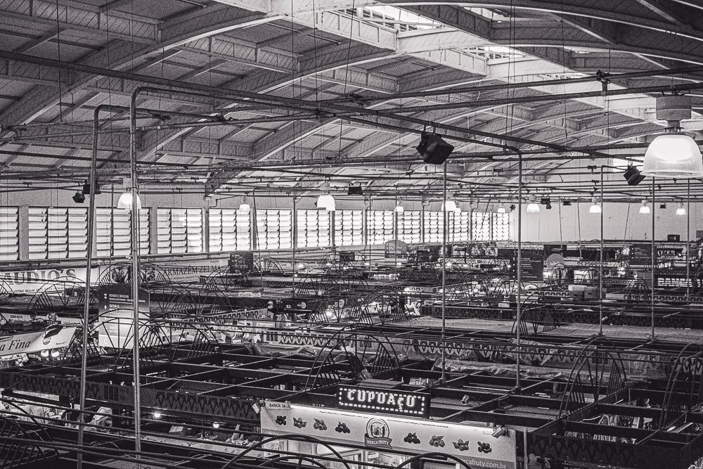 Black-and-white panoramic view of indoor market hall, photographed by Piret Victoria Ribas.
