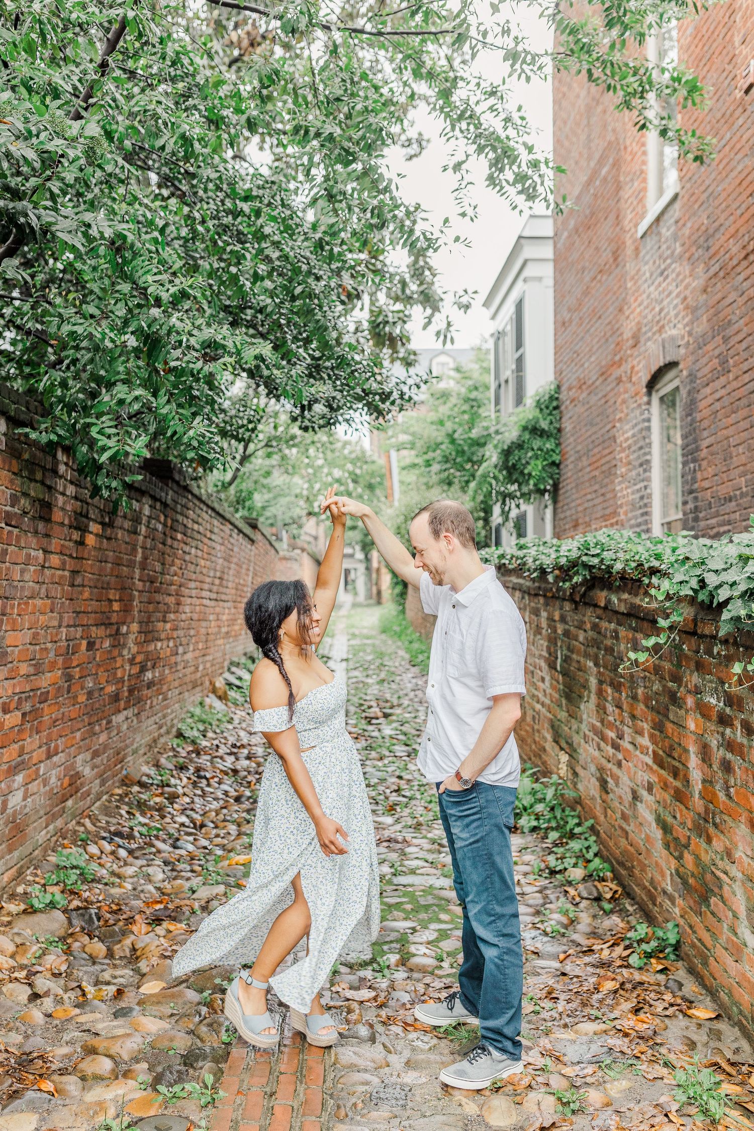 OLD TOWN ALEXANDRIA VIRGINIA ENGAGEMENT PICTURES BRICK AND COBBLESTONE ALLEYWAY