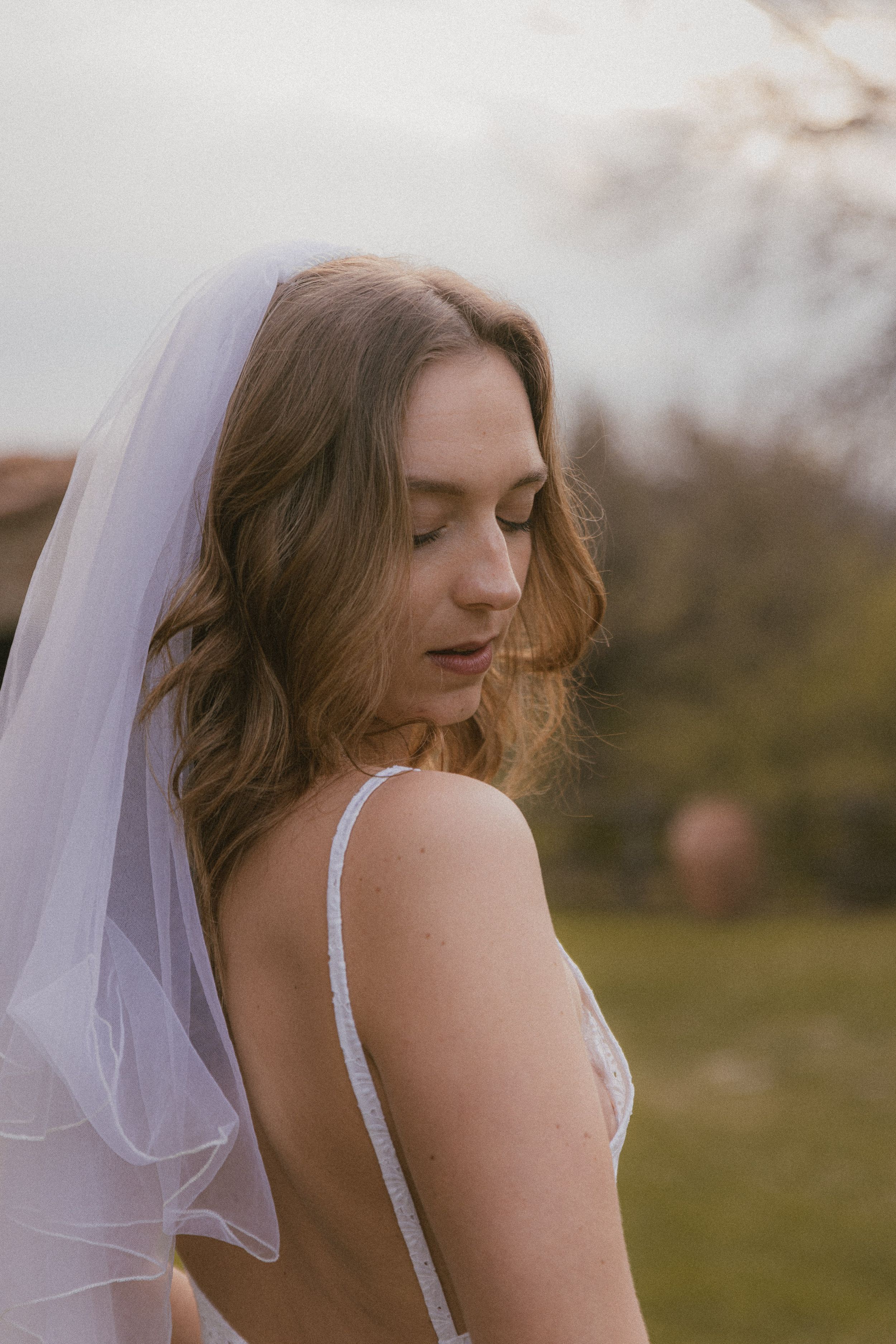 vrouw in bruidsjurk italië
