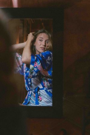vrouw in jurk voor spiegel