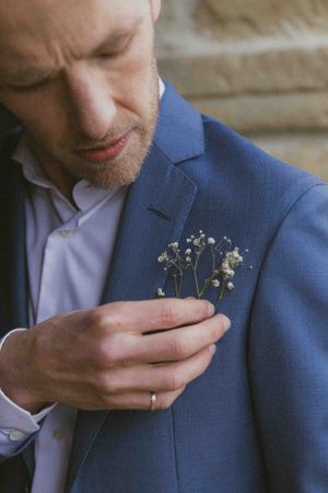man in pak met corsage