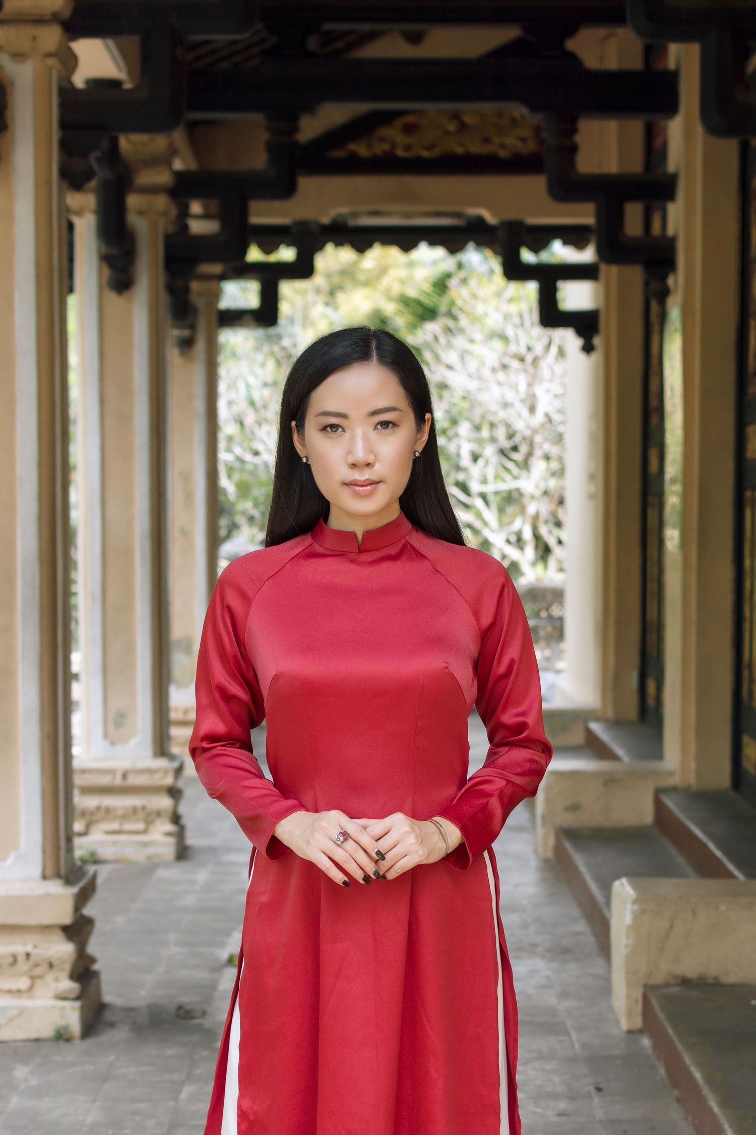 Portrait photography in a red ao dai by Anastasia Sokyrka photographer