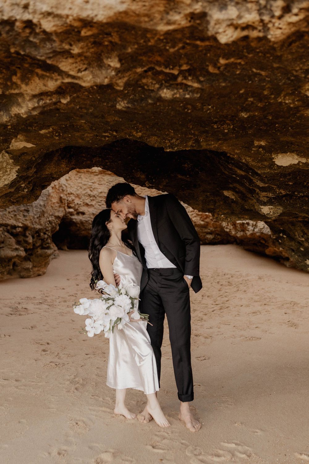 Lisa & Gabriel barfuss tanzend am Strand von Portugal - Jule Christoffers Photography