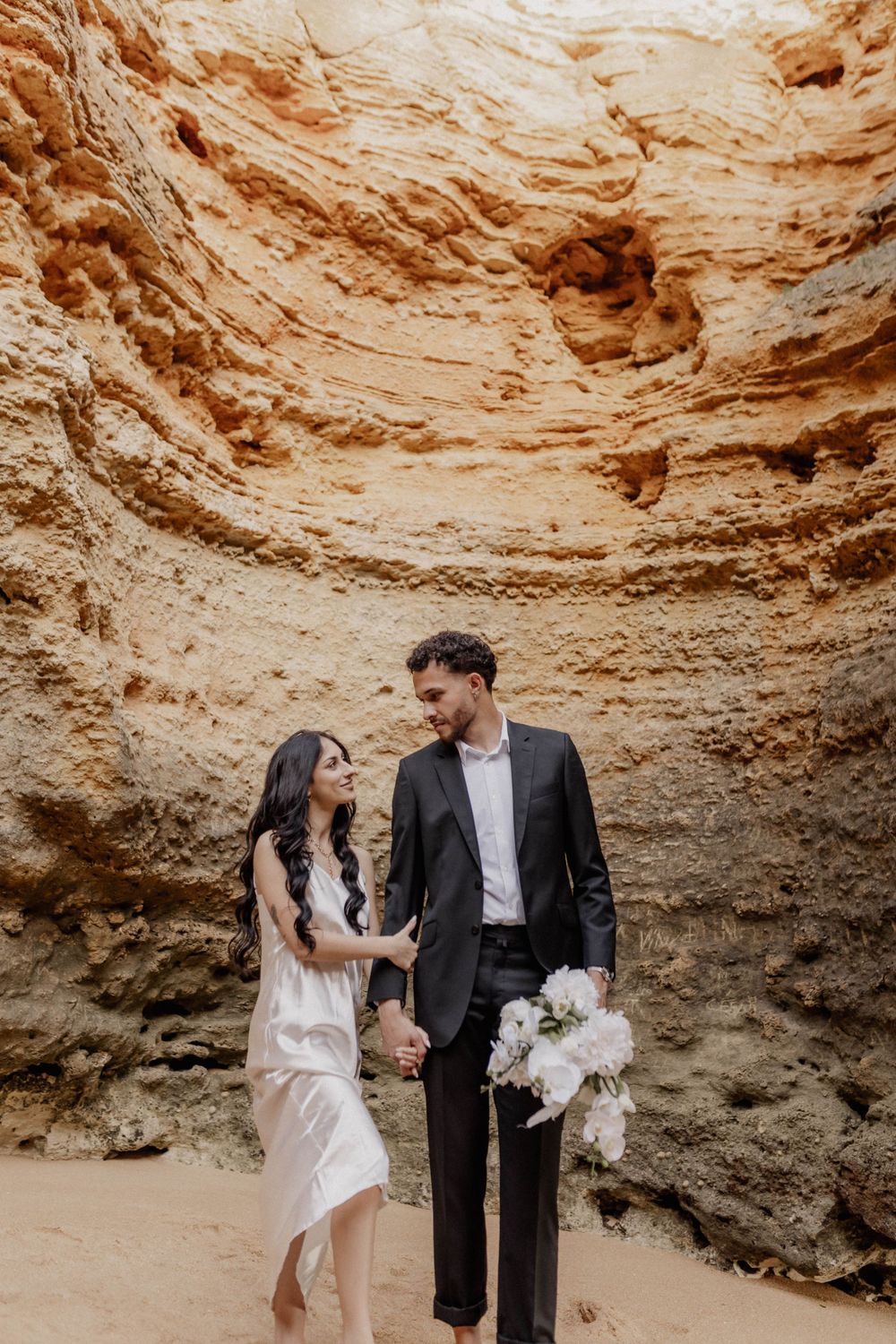 Lisa & Gabriel barfuss tanzend am Strand von Portugal - Jule Christoffers Photography