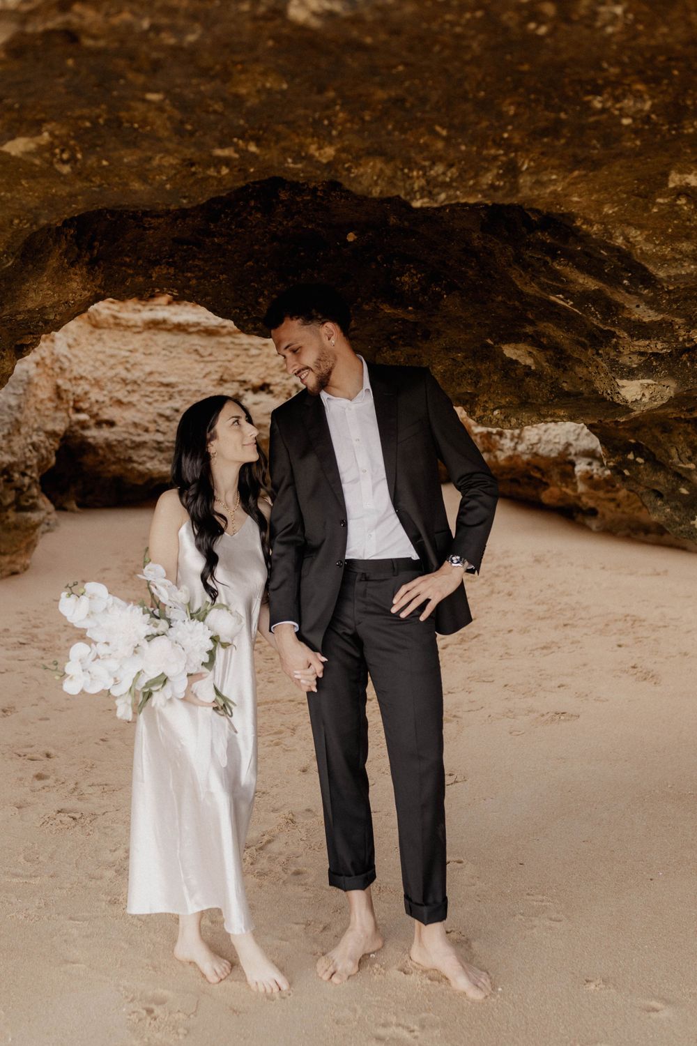 Lisa & Gabriel barfuss tanzend am Strand von Portugal - Jule Christoffers Photography