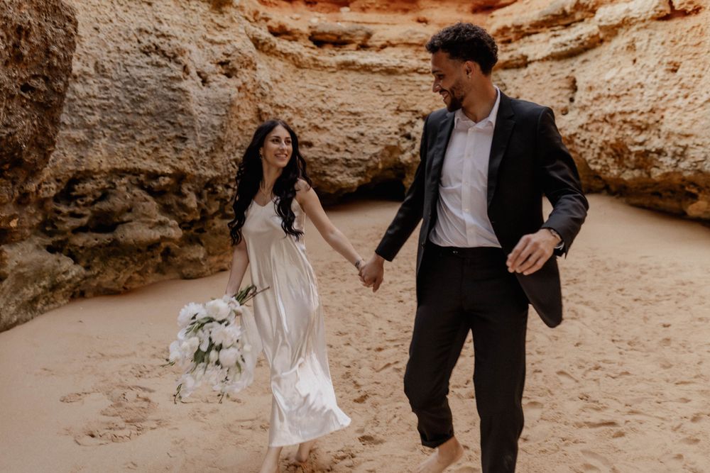 Lisa & Gabriel barfuss tanzend am Strand von Portugal - Jule Christoffers Photography