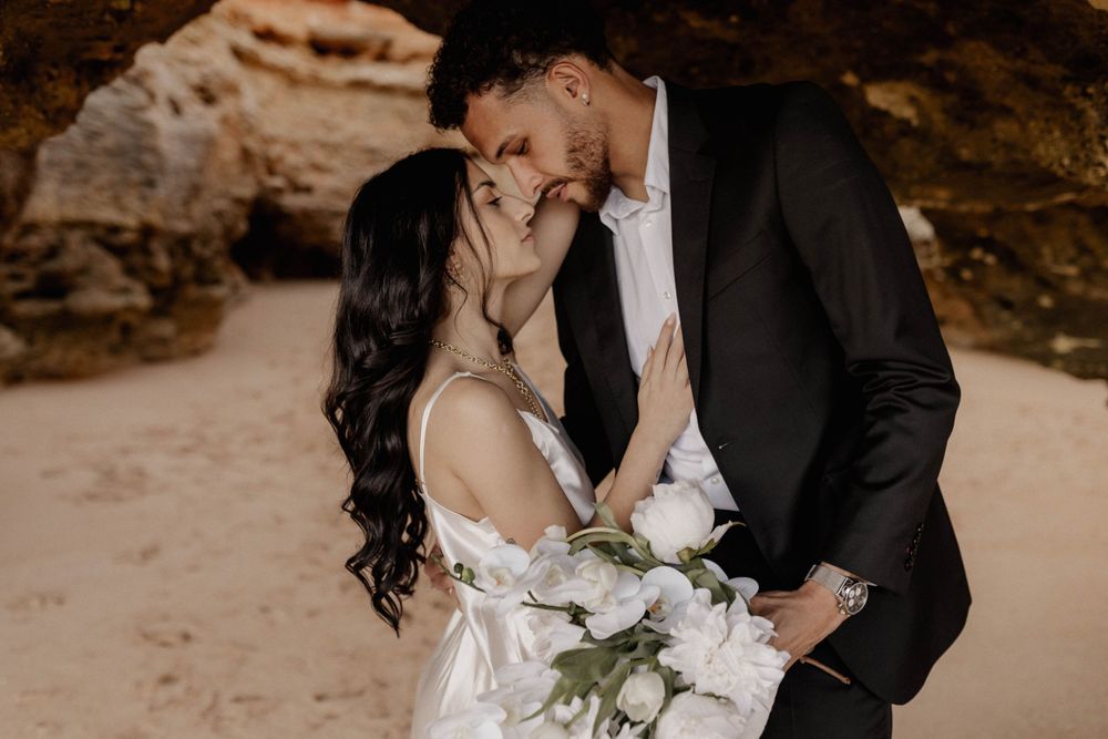 Lisa & Gabriel barfuss tanzend am Strand von Portugal - Jule Christoffers Photography