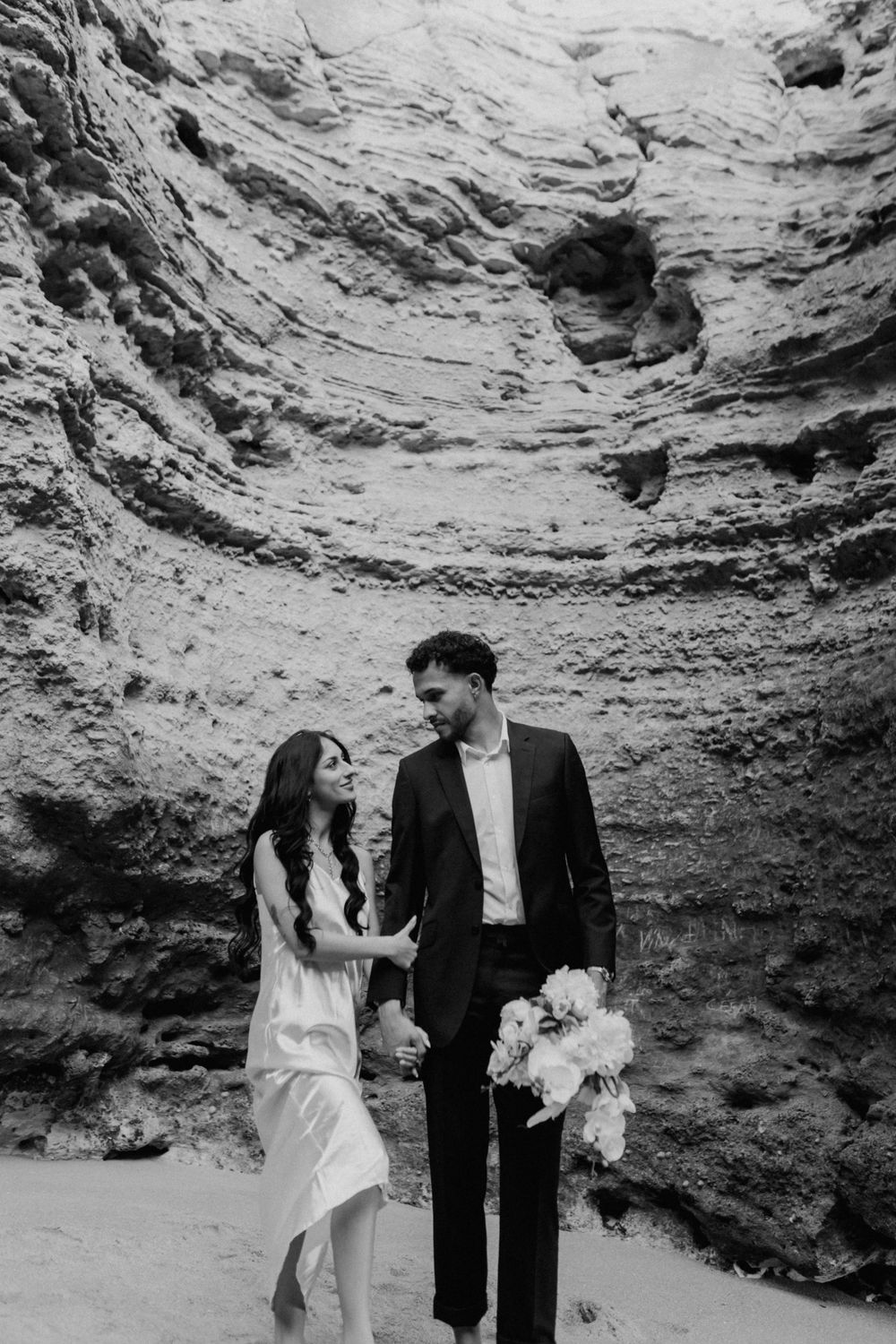 Lisa & Gabriel barfuss tanzend am Strand von Portugal - Jule Christoffers Photography