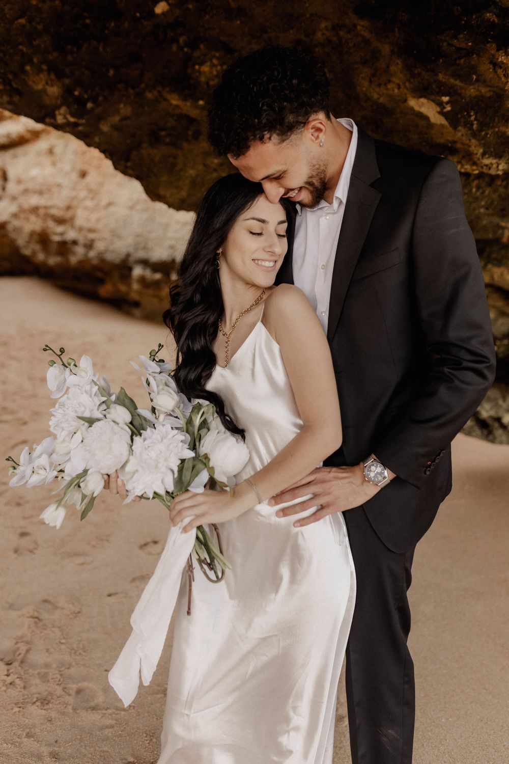 Lisa & Gabriel barfuss tanzend am Strand von Portugal - Jule Christoffers Photography
