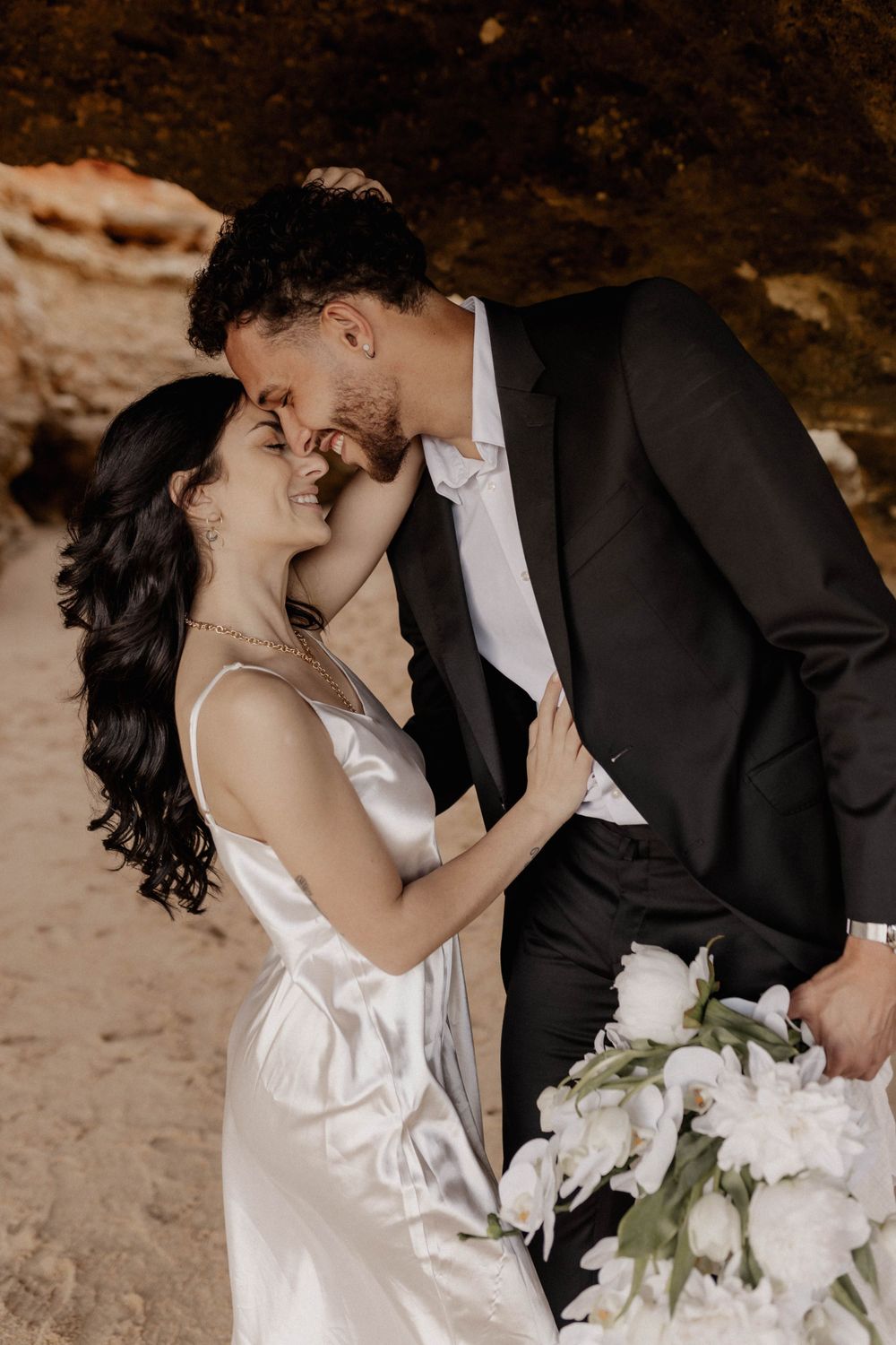 Lisa & Gabriel barfuss tanzend am Strand von Portugal - Jule Christoffers Photography