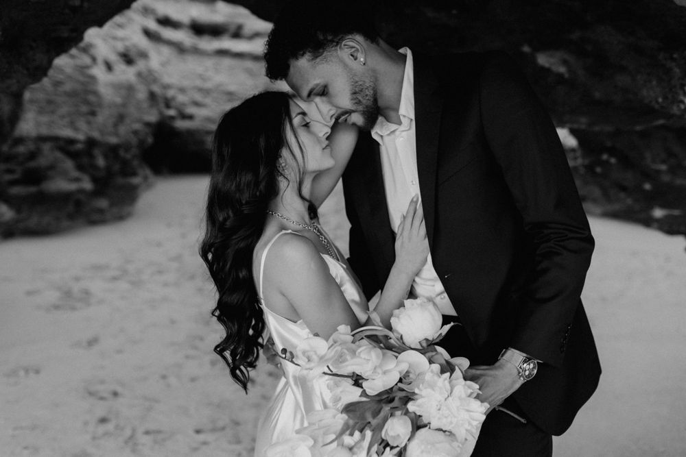 Lisa & Gabriel barfuss tanzend am Strand von Portugal - Jule Christoffers Photography