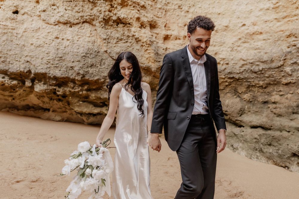 Lisa & Gabriel barfuss tanzend am Strand von Portugal - Jule Christoffers Photography