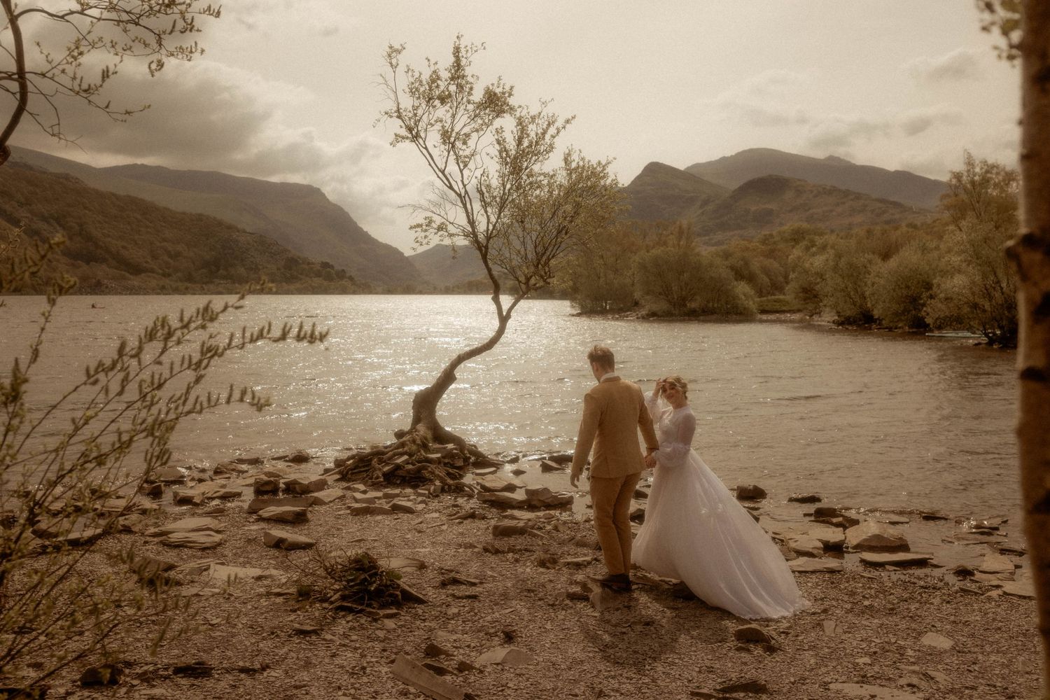 llyn padarn elopement snowdonia wedding vintage dress