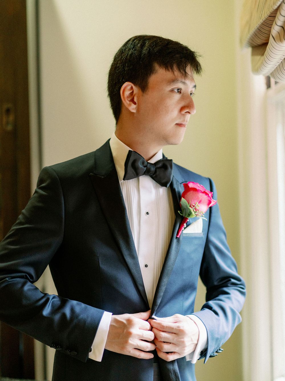 wedding groom getting ready photos