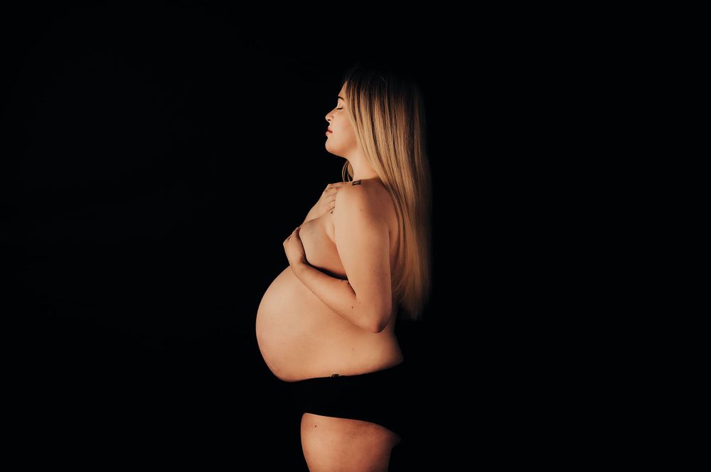 Boudoir maternity pose