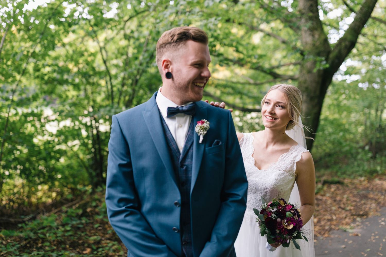 Hochzeitsfotografie - Brautpaar im Wald beim First Look - Odenwald