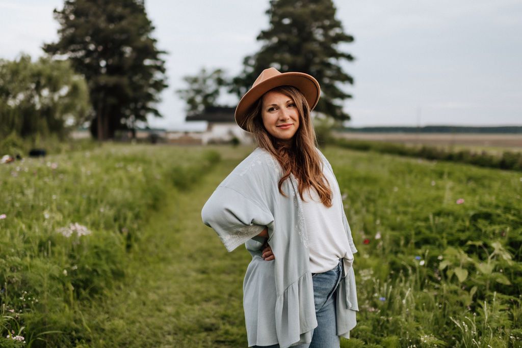 jess nicole in a wild flower field in suffolk, virginia