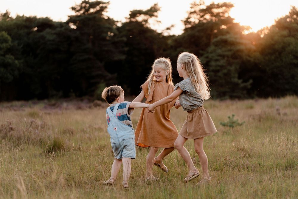 Zuiver Fotografie© Ongedwongen familiesessie gouden uurtje. Familieshoot golden hour