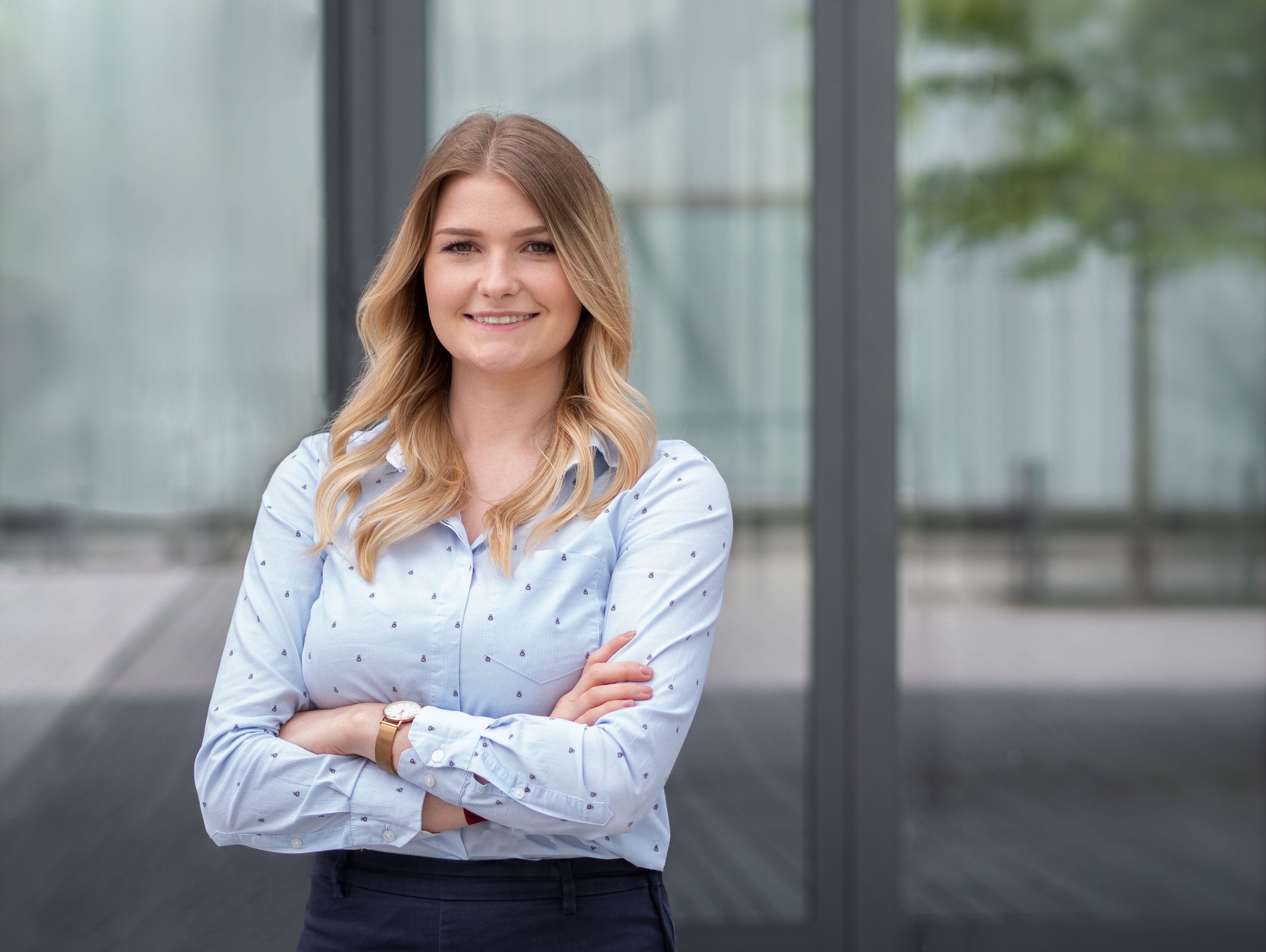 Bewerbungsbild outdoor blaue Bluse Frau business Portrait