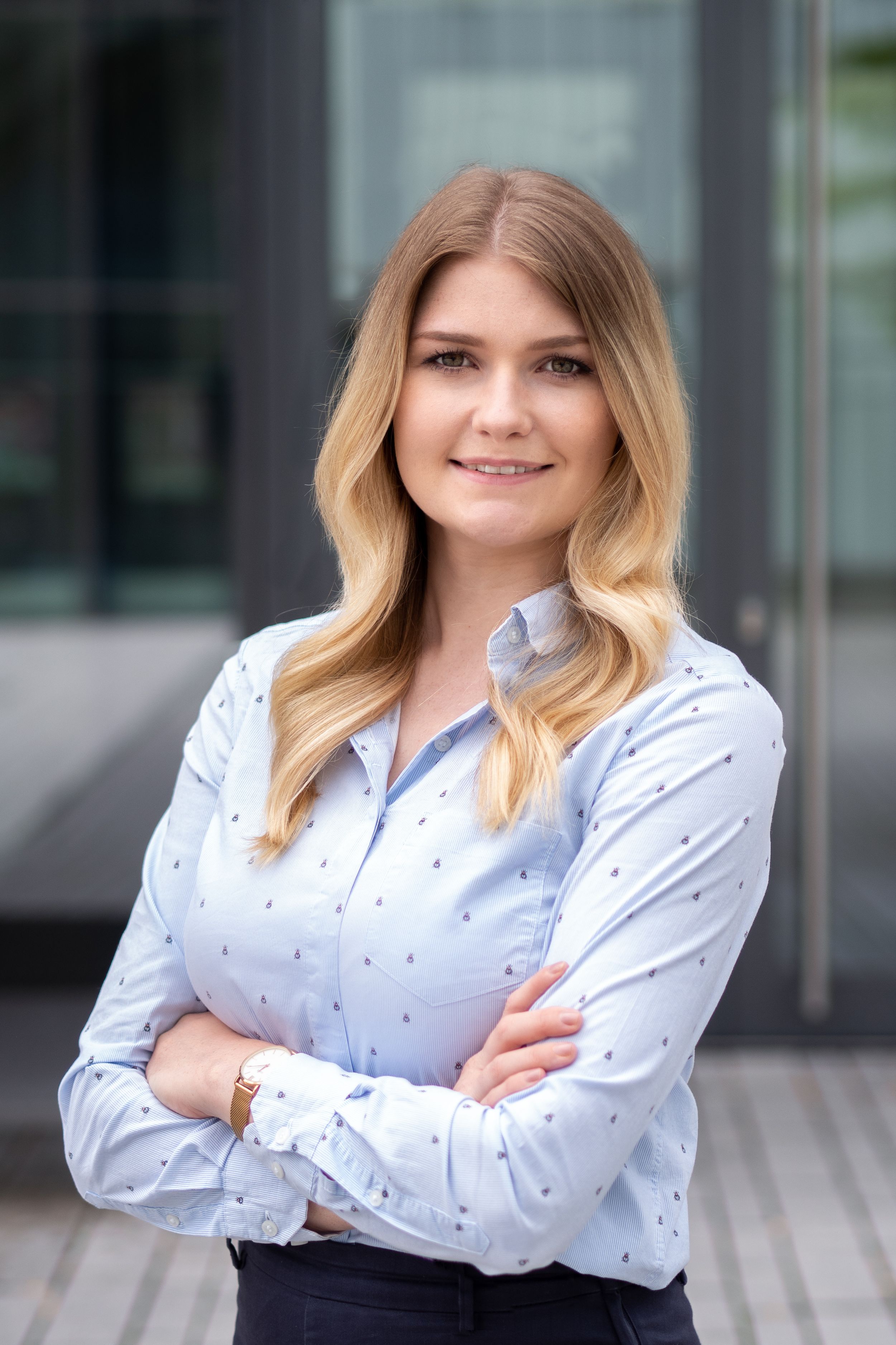 Business Portrait Frau blaue Bluse Profilbild