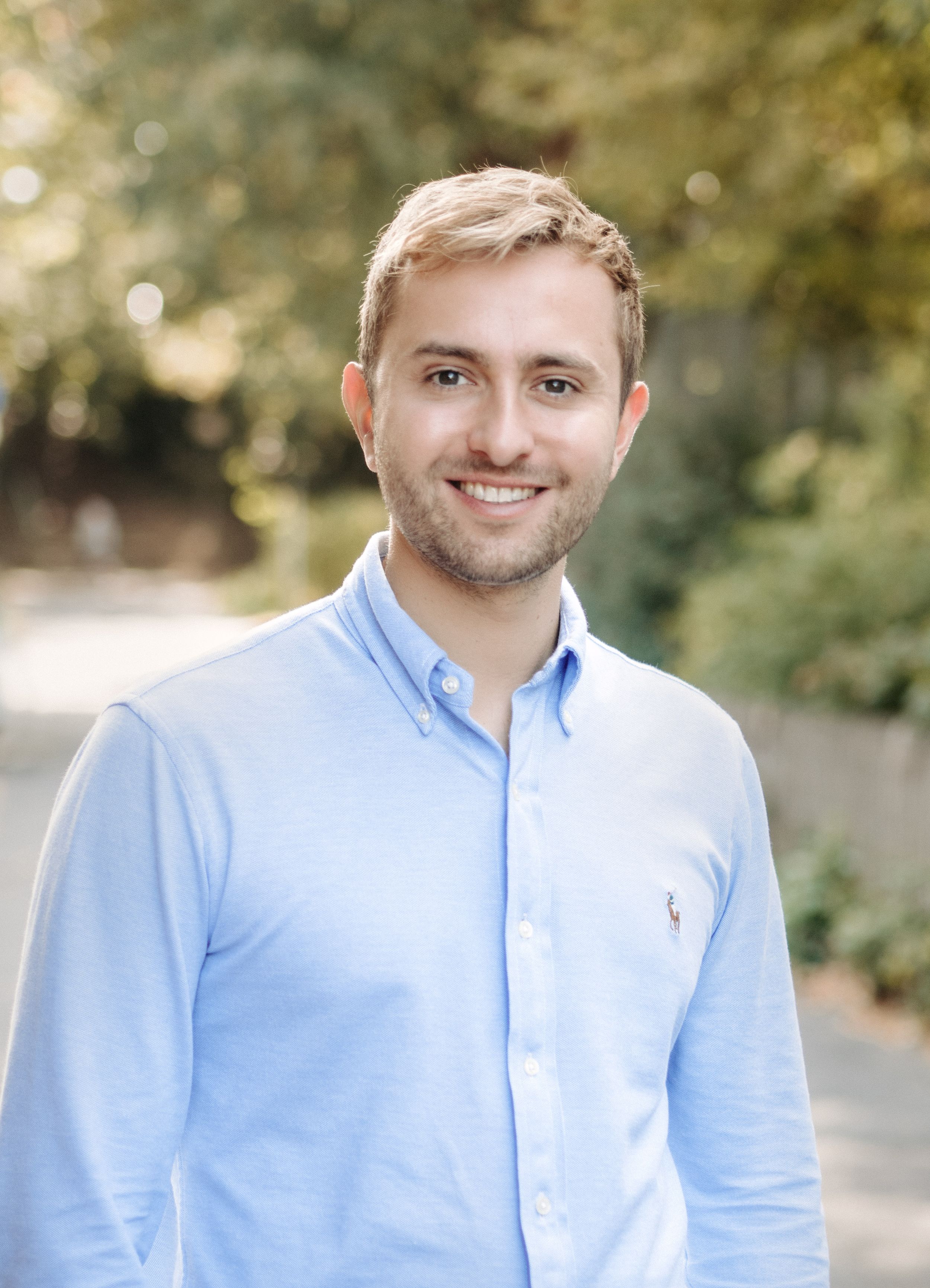 casual Business Portrait Mann blaues Hemd grüner Hintergrund