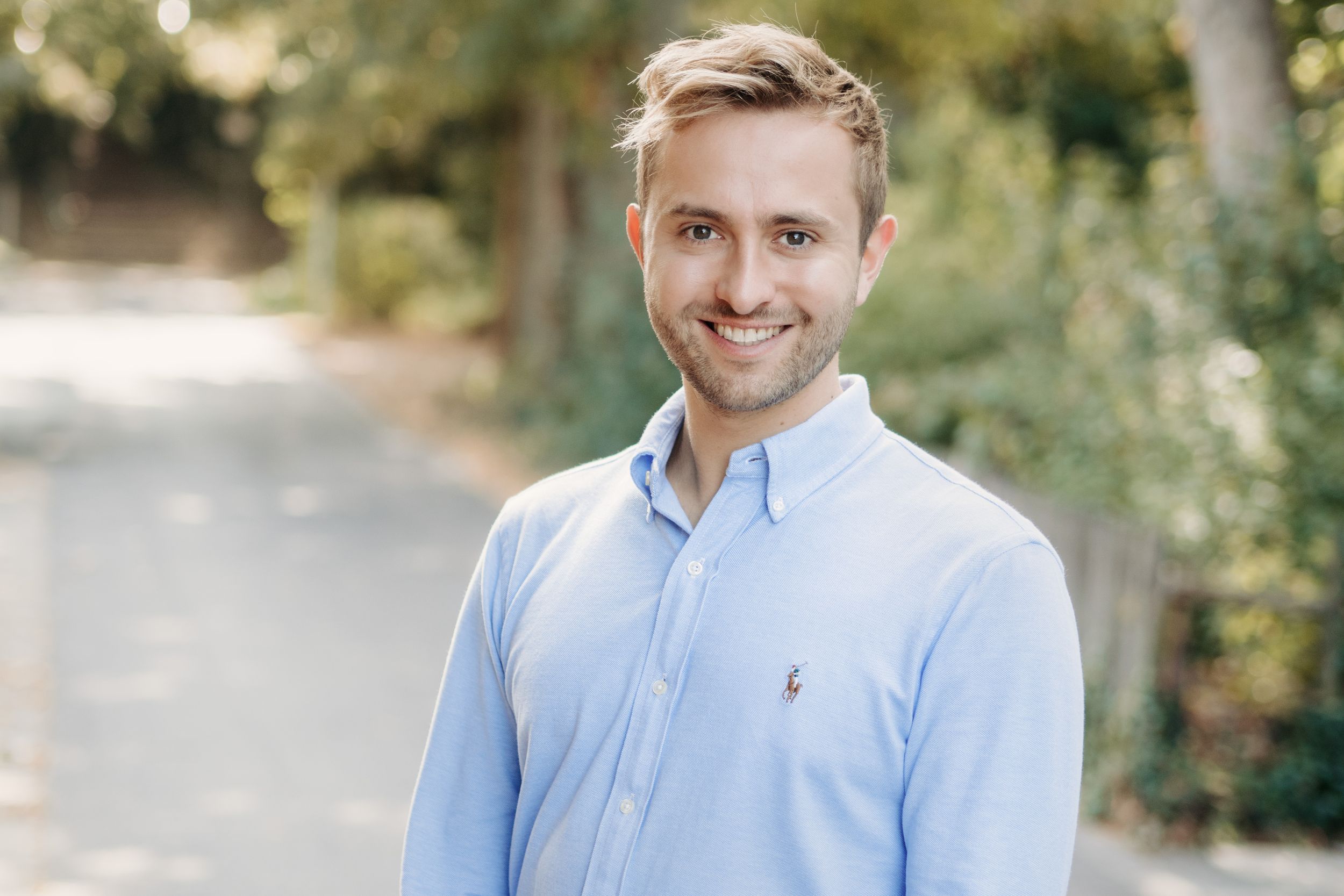 casual business portrait Mann grüner Hintergrund Profilbild