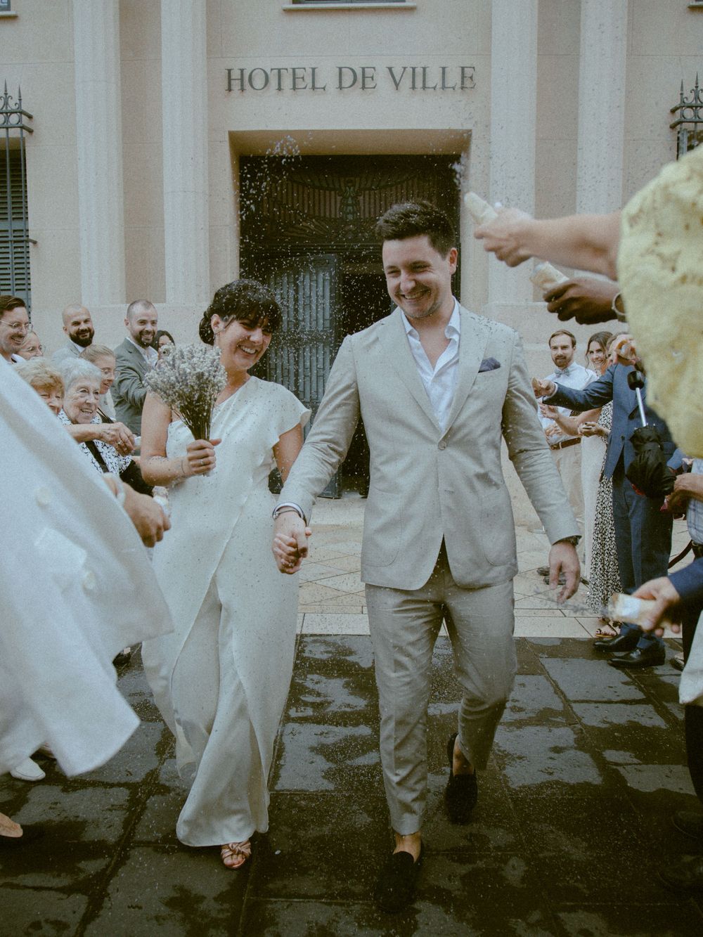 Découvrez le mariage de Margaux & Alexandre. De la mairie de Nice, à la promenade des anglais, puis à l'emblématique Castel Plage