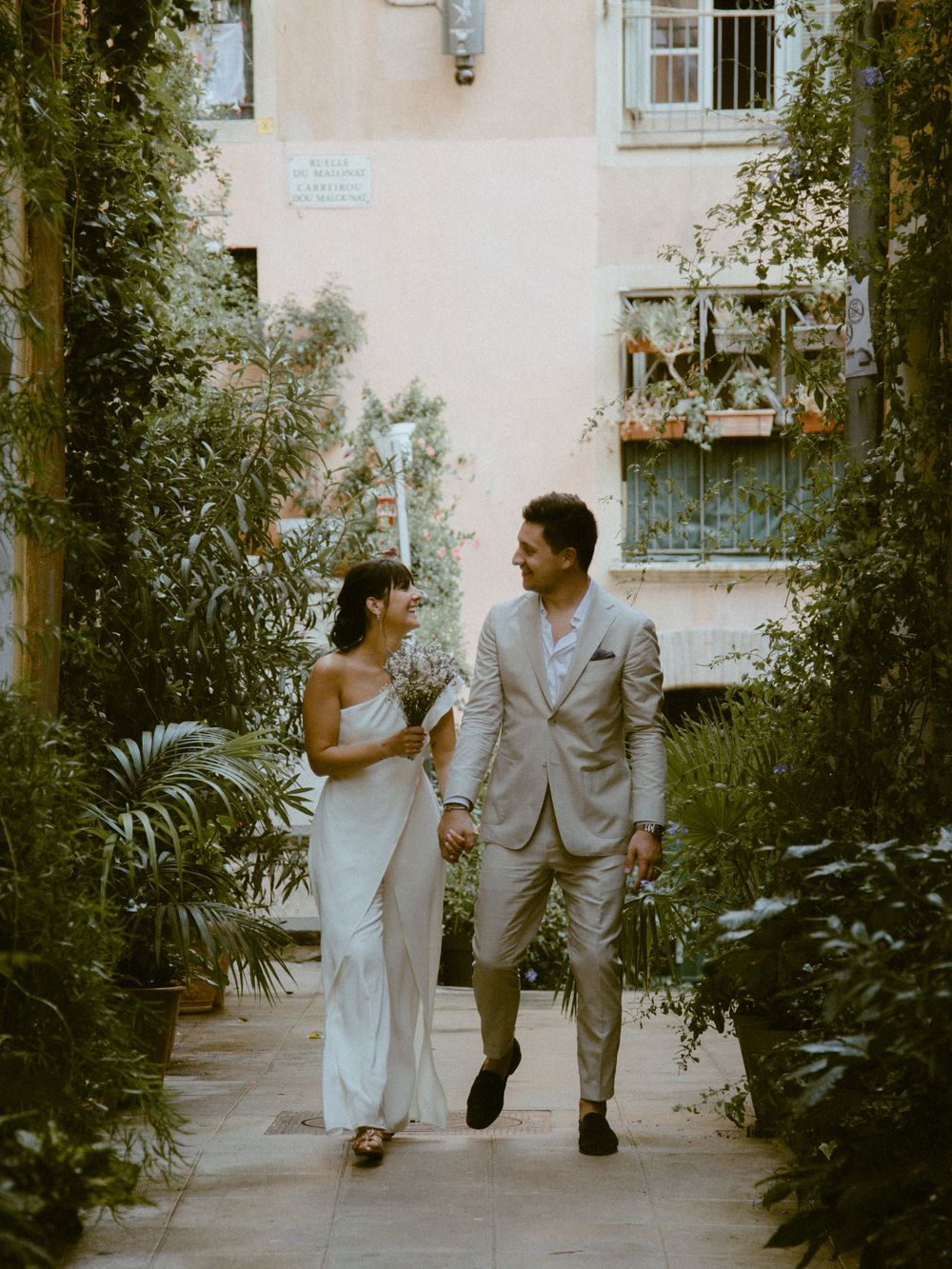 Découvrez le mariage de Margaux & Alexandre. De la mairie de Nice, à la promenade des anglais, puis à l'emblématique Castel Plage
