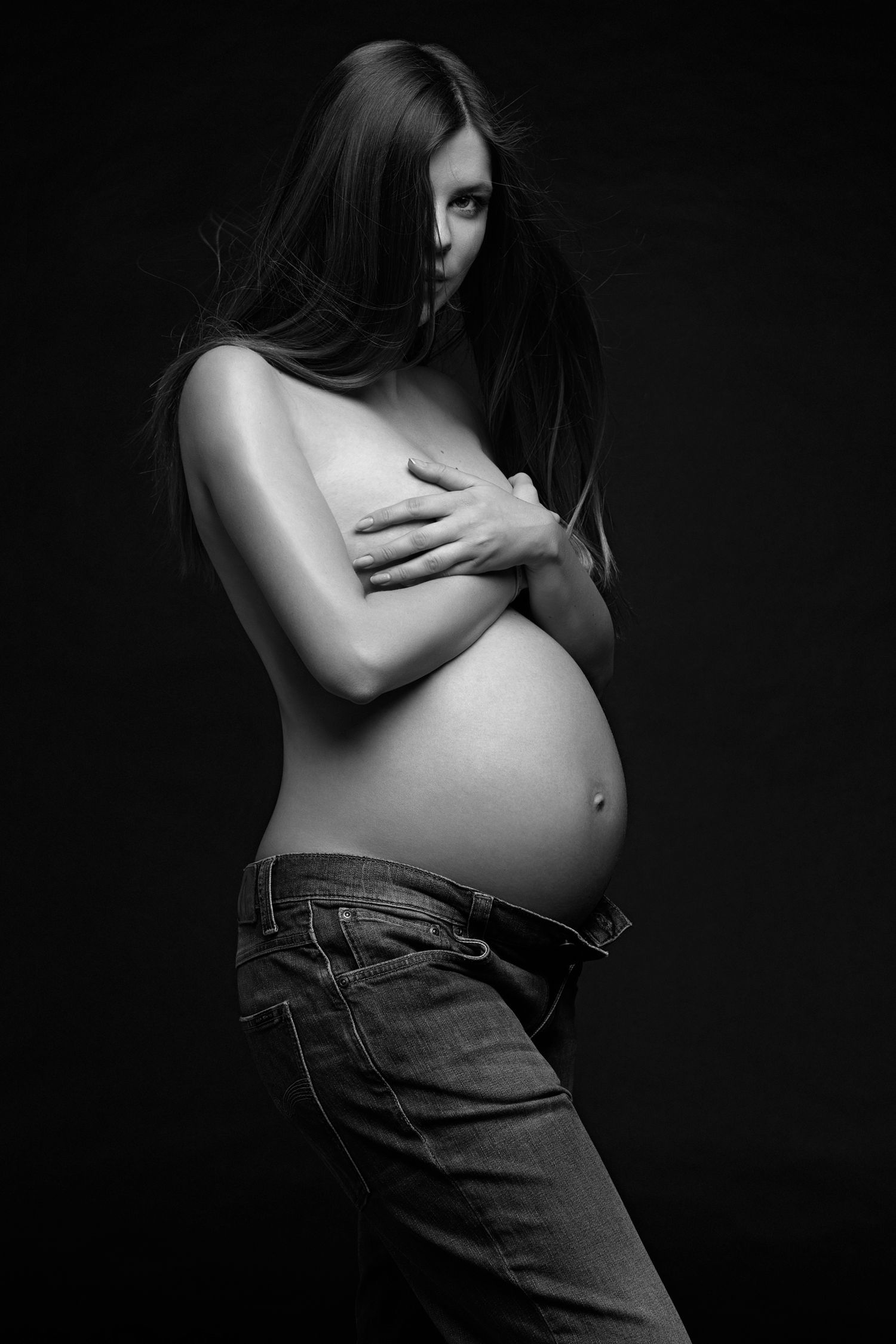 San Diego studio maternity session in minimalistic style, captured by Daryana Orange Photography.