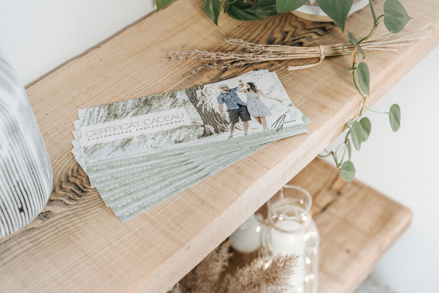 Certificat cadeau pour un photographe de mariage. Ce certificat est aussi valide pour les services de vidéaste de mariage ou fiançailles.