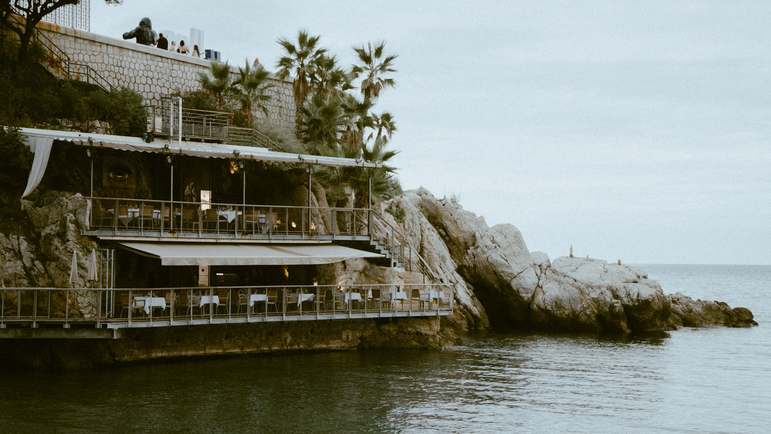 Découvrez le mariage de Margaux & Alexandre. De la mairie de Nice, à la promenade des anglais, puis à l'emblématique Castel Plage
