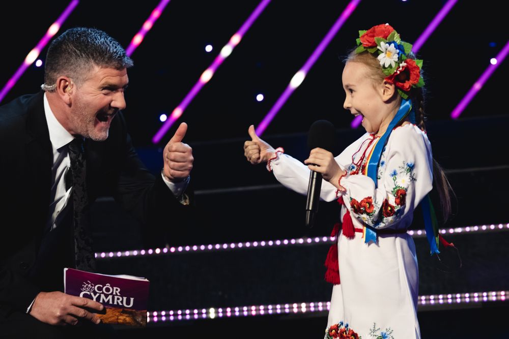 Presenter Morgan Jones and Ukrainian girl Amelia, Cor Cymru, S4C