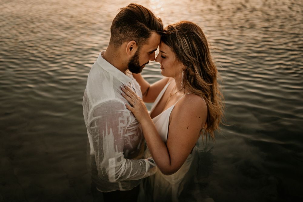 Photo de couple dans l'eau au White Camel à AGAFAY
