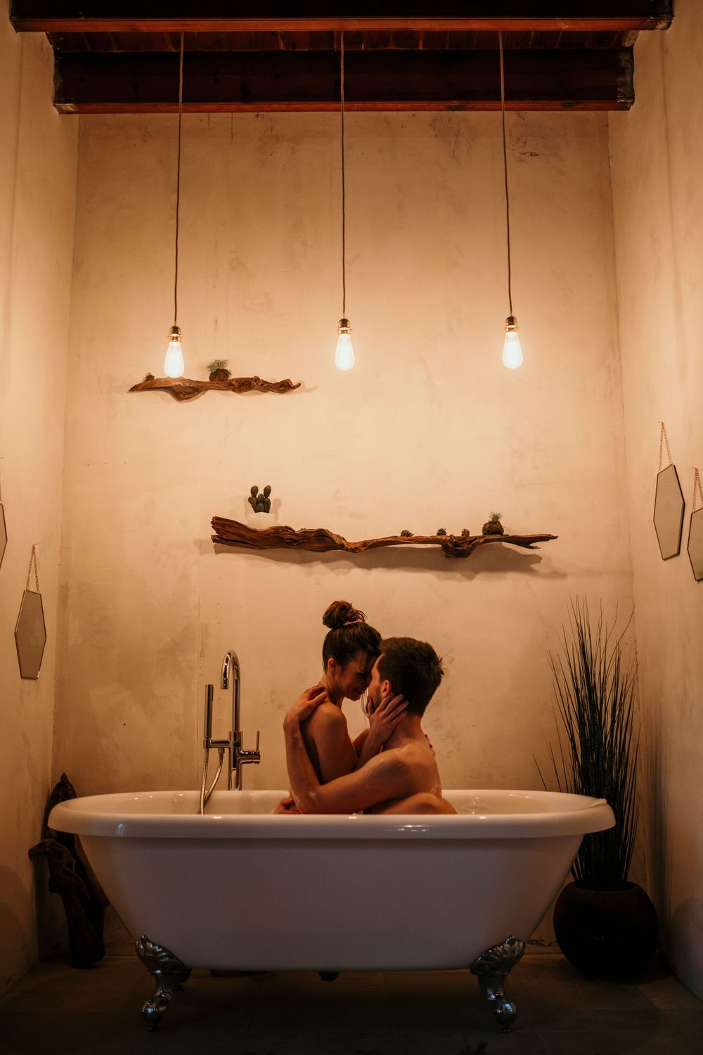Couple passionné dans une baignoire