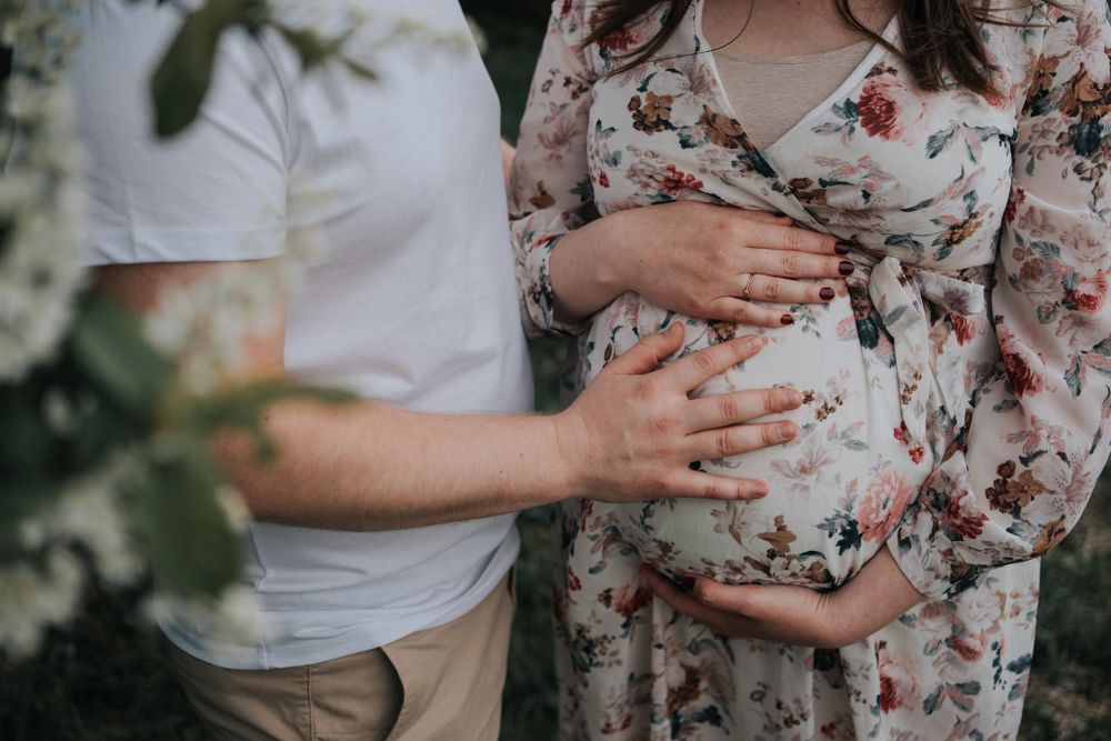 para trzyma ręce na ciążowym brzuszku -  fotograf ciążowy Kraków