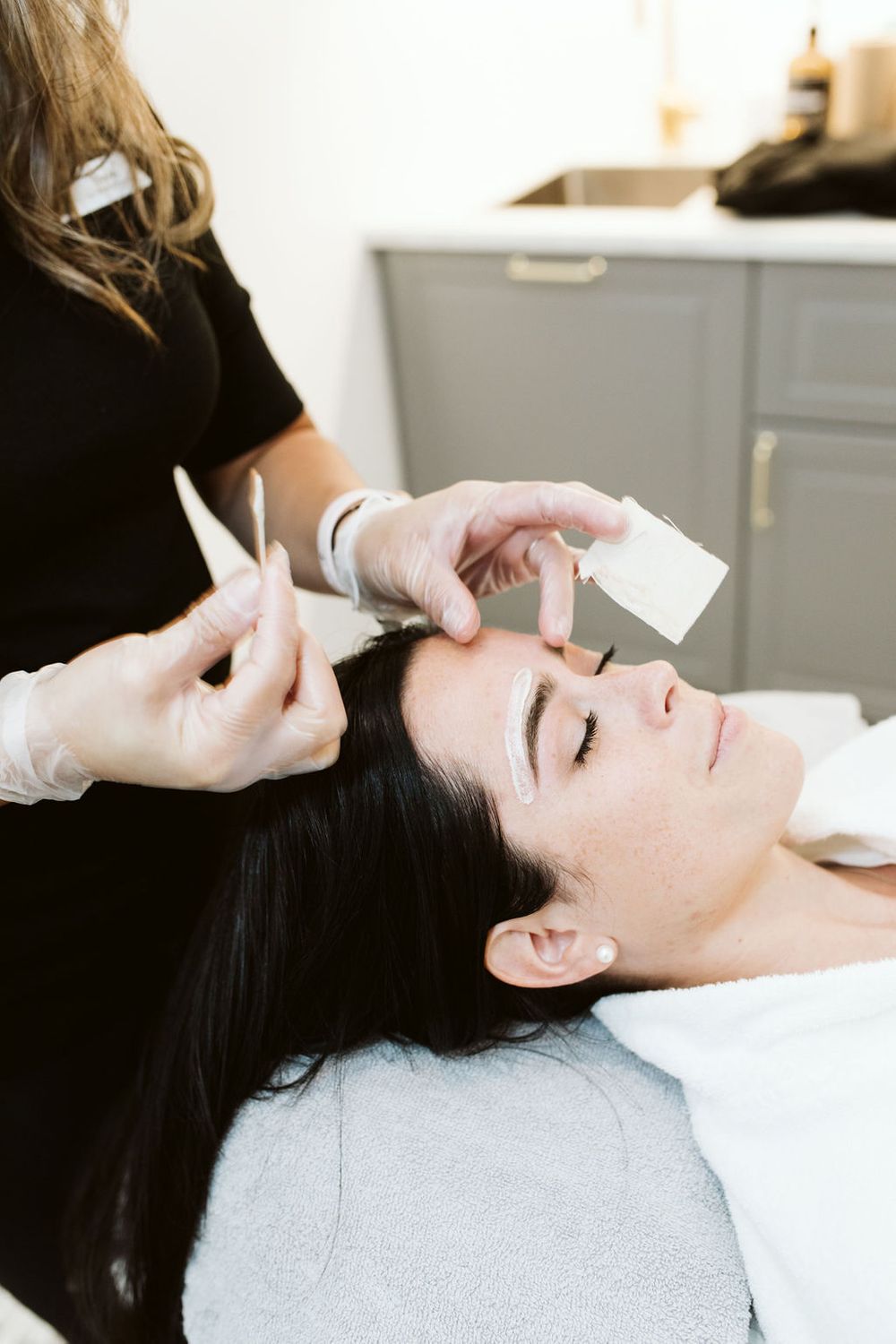 eyebrow waxing. senior technicians experts in waxing services